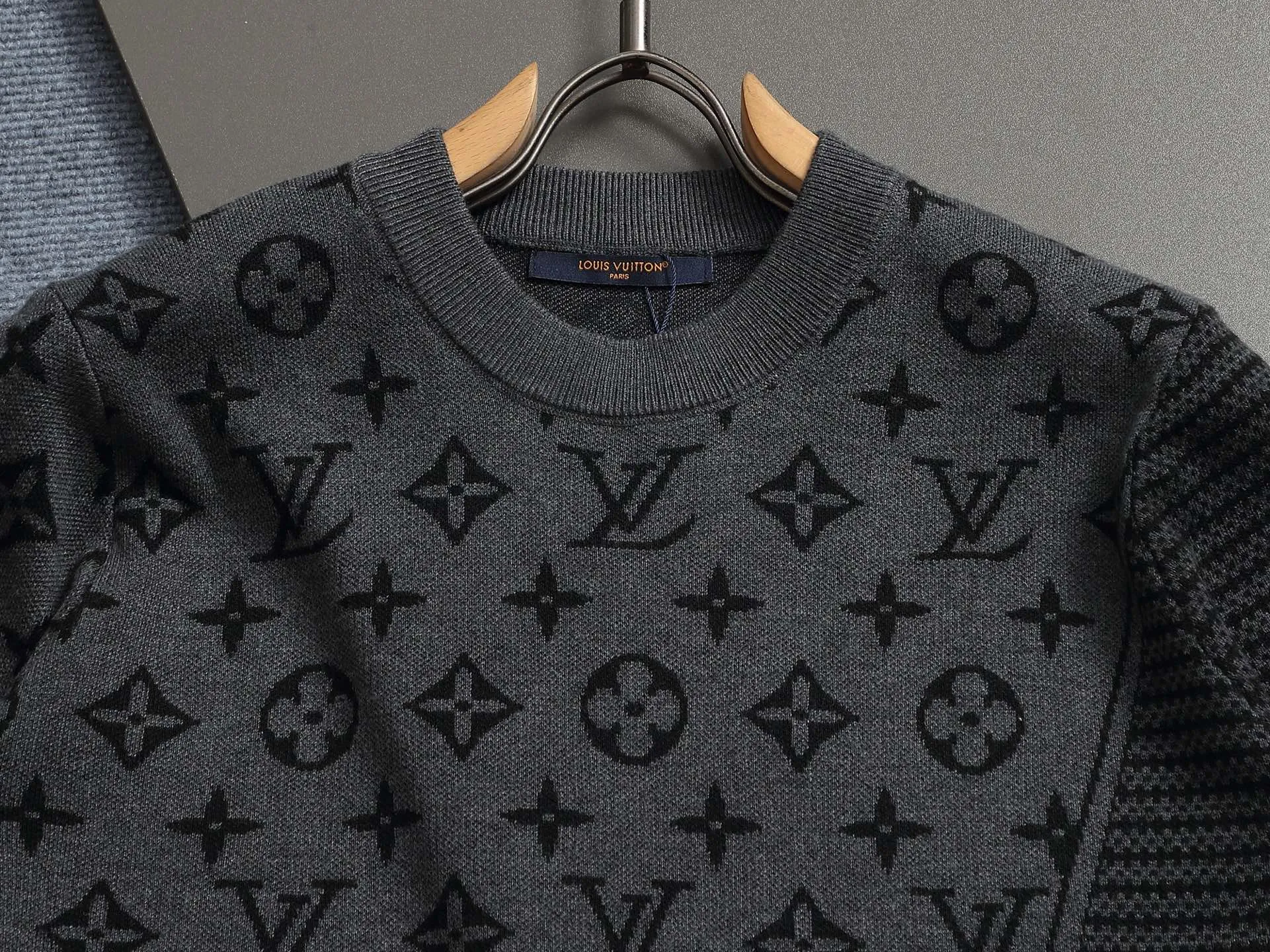 🅿️220 Louis Vuitton/Louis Vuitton Sweater jacquard towel embroidery The large logo is exquisitely upgraded, inspired by the retro embroidery of the 1980s. The original fabric is the same as the official short-sleeved T-shirt. The fabric is dyed in the same vat. It feels very comfortable. The latest brick cabinet synchronization for spring and summer. Fashionable and personalized. Super versatile and good-looking. It is very suitable for both men and women. A must-have for everyone. Hang tag. Collar label. Washed wheat. Complete with three labels. Color: Black Size: S M L XL